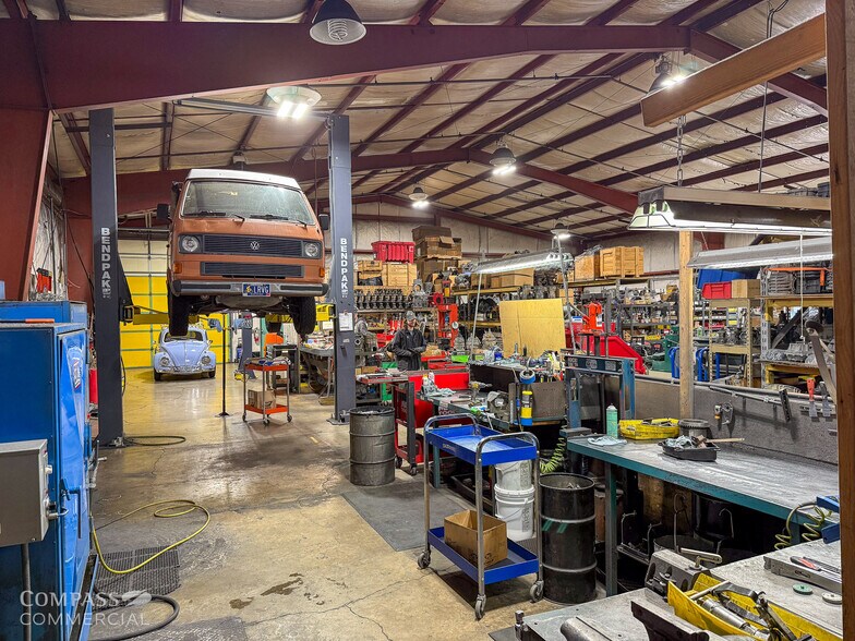 More Photos Of 2185 NE 2nd St, Bend Warehouse For Sale