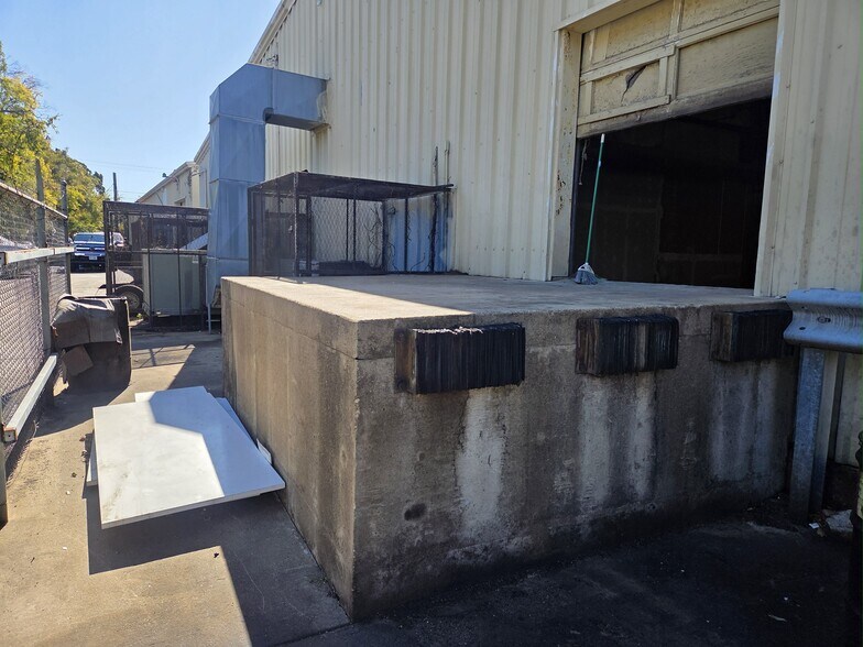 More Photos Of 8326-8330 Harry Hines Blvd, Dallas Auto Repair For Lease