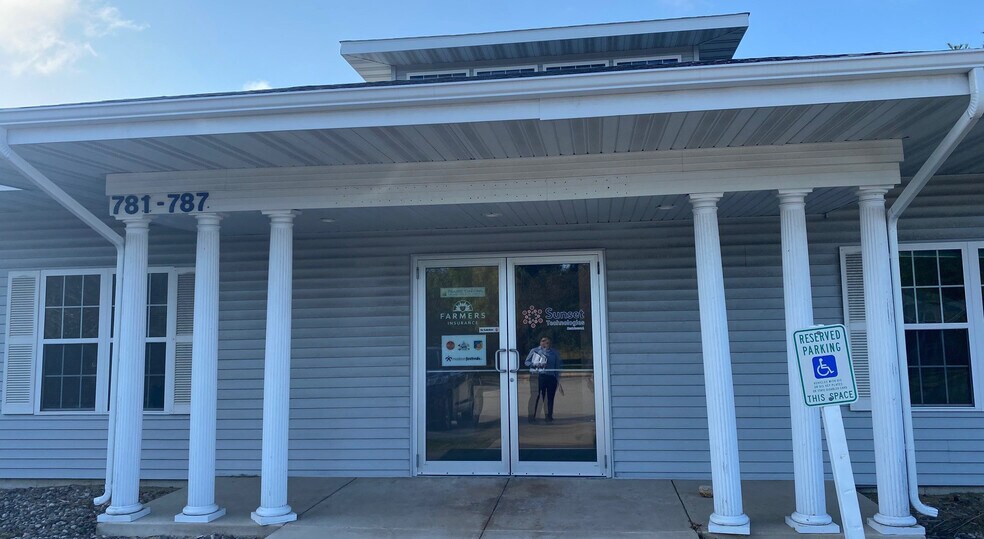 More Photos Of 781 Lois Dr, Sun Prairie Office For Sale