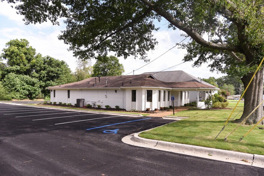 More Photos Of 1304 14th Ave SE, Decatur Medical For Lease