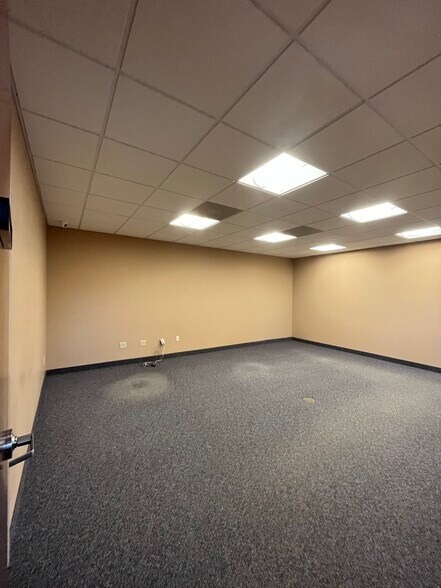 More Photos Of 405 Kays Dr, Normal Medical For Sale