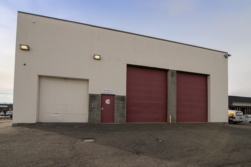 More Photos Of 590 Lordship Blvd, Stratford Warehouse For Sale