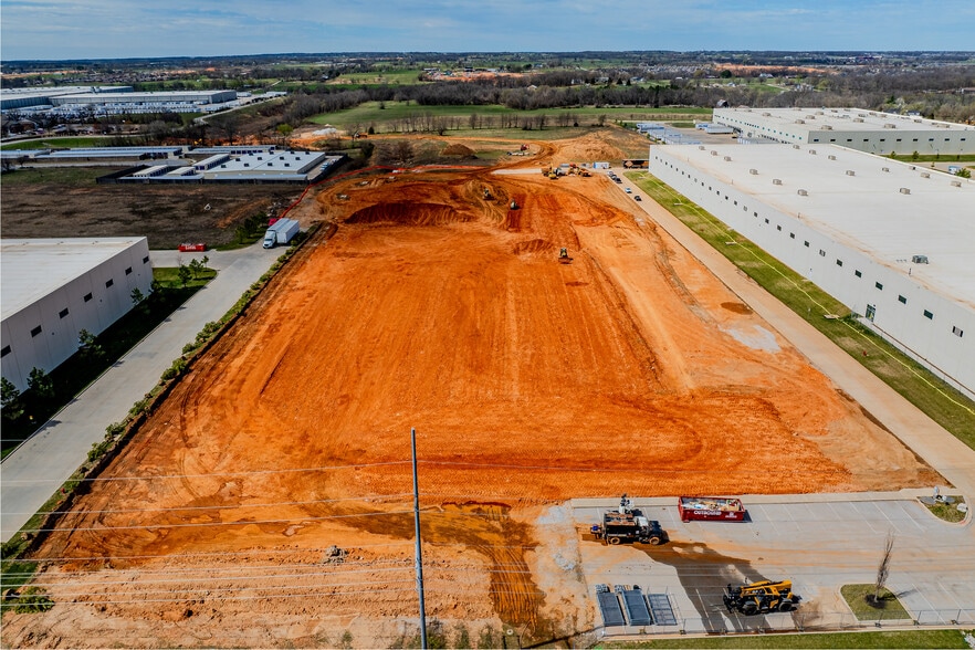 More Photos Of 5100 SW Regional Airport Blvd, Bentonville Warehouse For Lease