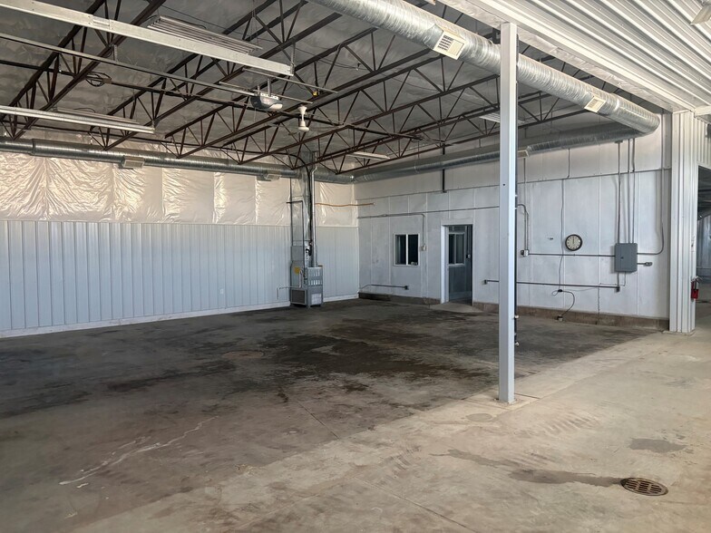 More Photos Of 1698 E Davis Dr, Terre Haute Warehouse For Lease