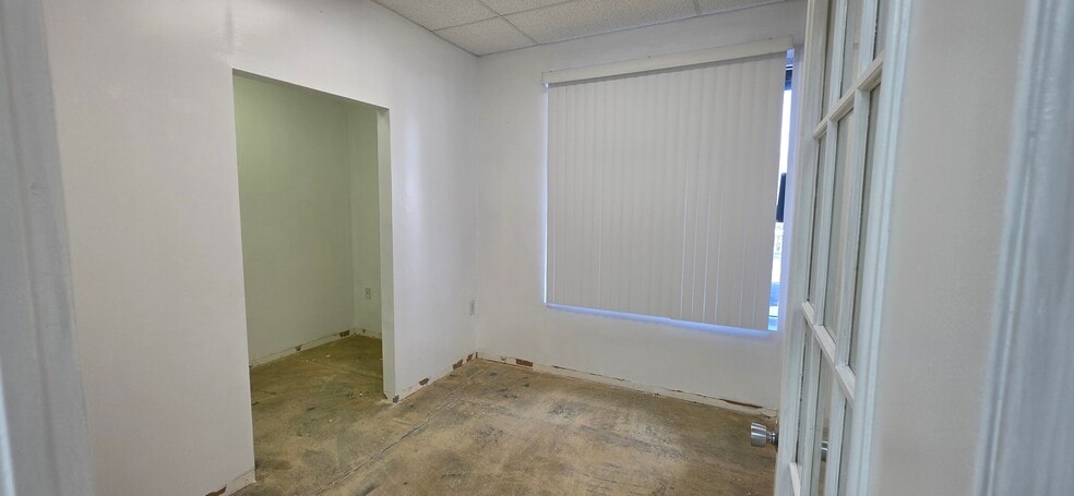 More Photos Of 7810 Kingspointe Pky, Orlando Warehouse For Lease