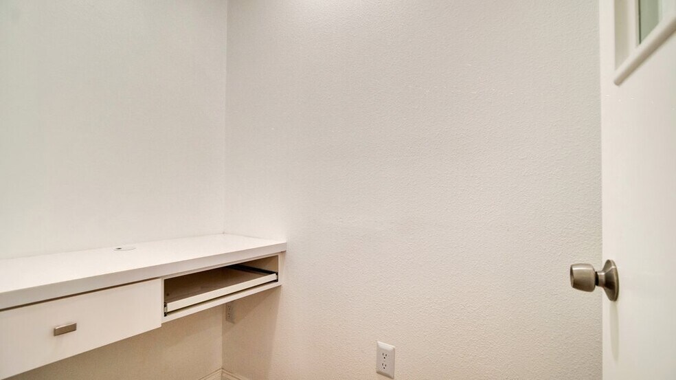 More Photos Of 230 E Marks St, Orlando Office Residential For Lease