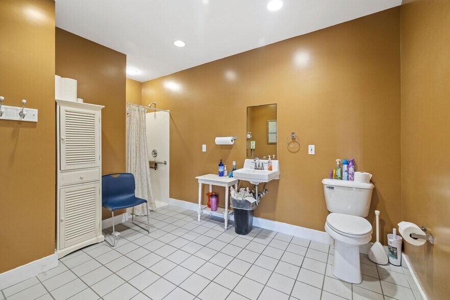 More Photos Of 183 Mammoth Rd, Londonderry Medical For Lease