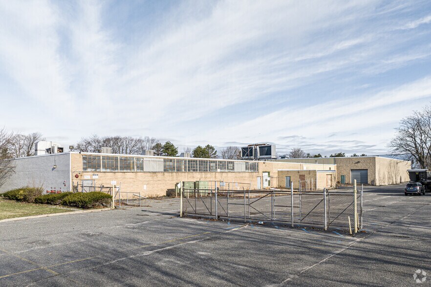 More Photos Of 59 Spence St, Bay Shore Warehouse For Lease