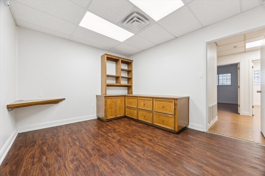 More Photos Of 5423 Jackwood Dr, San Antonio Warehouse For Sale