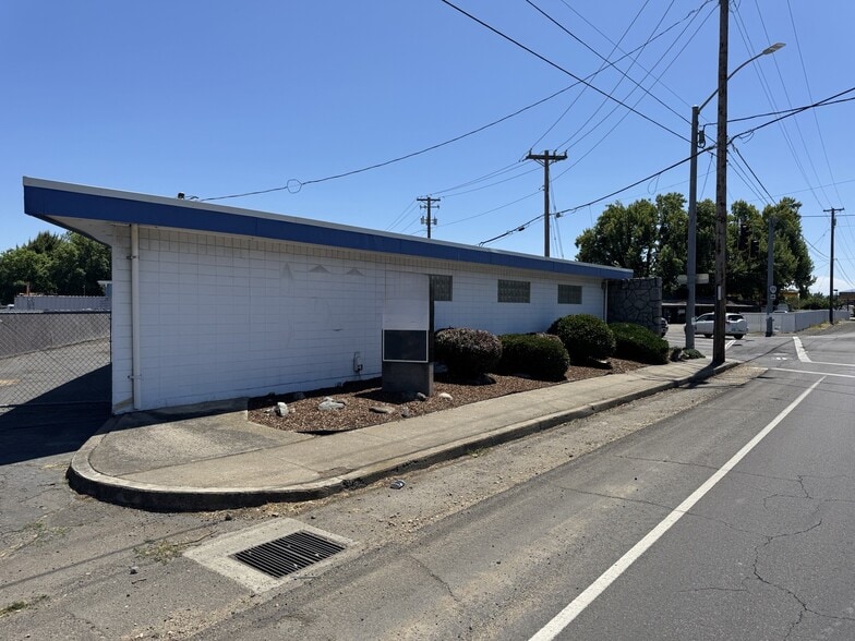 More Photos Of 990 S Front St, Central Point Medical For Sale