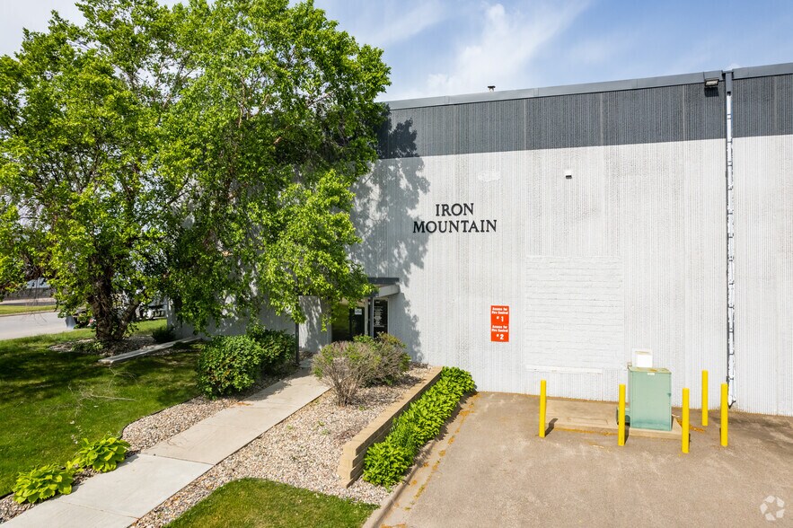 More Photos Of 2075-2085 Ellis Ave, Saint Paul Distribution For Lease