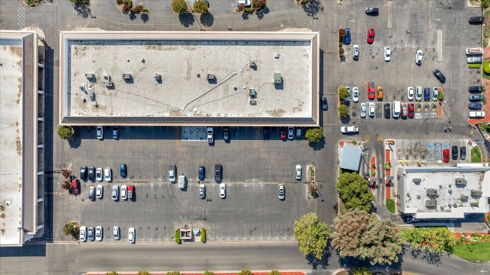 More Photos Of 5646 N Blackstone Ave, Fresno Unknown For Lease