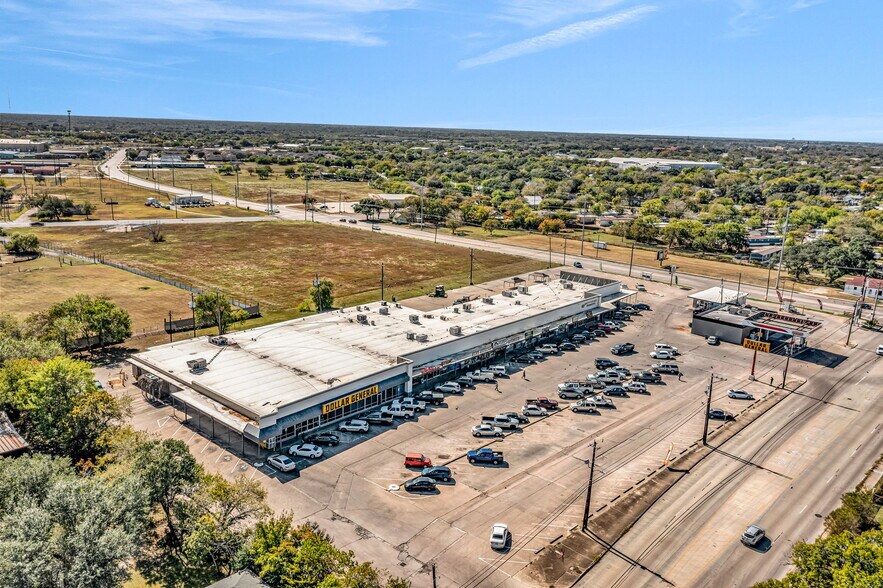 More Photos Of 2105-2107 Lone Tree, Victoria General Retail For Lease