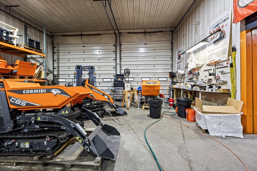 More Photos Of 292 Roosevelt Dr, Seymour Garden Center For Lease