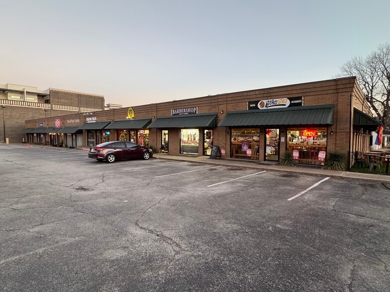 More Photos Of 190 W Main St, Lewisville General Retail For Lease
