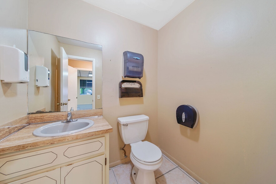 More Photos Of 25 E 4th St, Hialeah Office For Lease