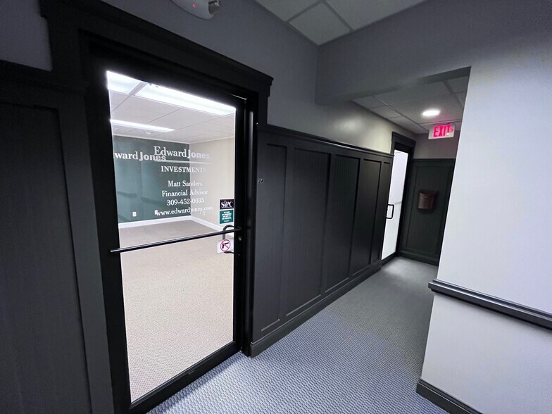 More Photos Of 316-318 Washington St, Bloomington Storefront Retail Office For Lease