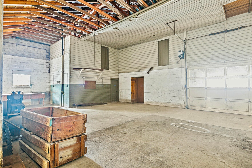 More Photos Of 8106 Intersection Rd, Glen Rock Warehouse For Lease