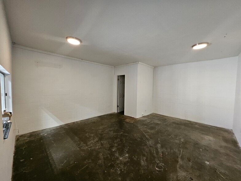 More Photos Of 2819 Southwest Dr, Los Angeles Warehouse For Lease