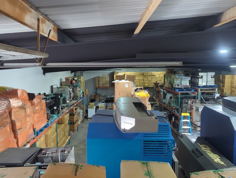 More Photos Of 513 Illinois St, South Houston Industrial For Sale