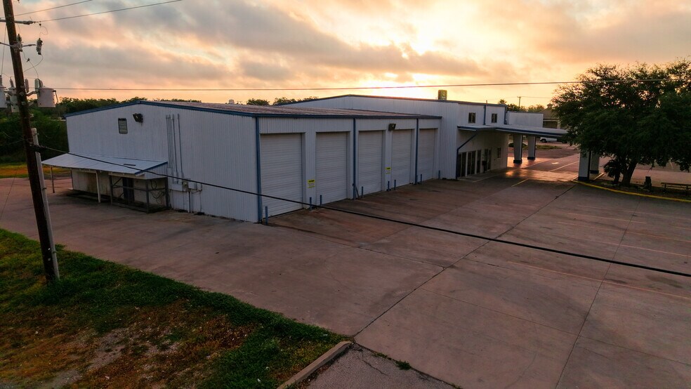 More Photos Of 905 N Harborth Ave, Three Rivers Auto Dealership For Sale