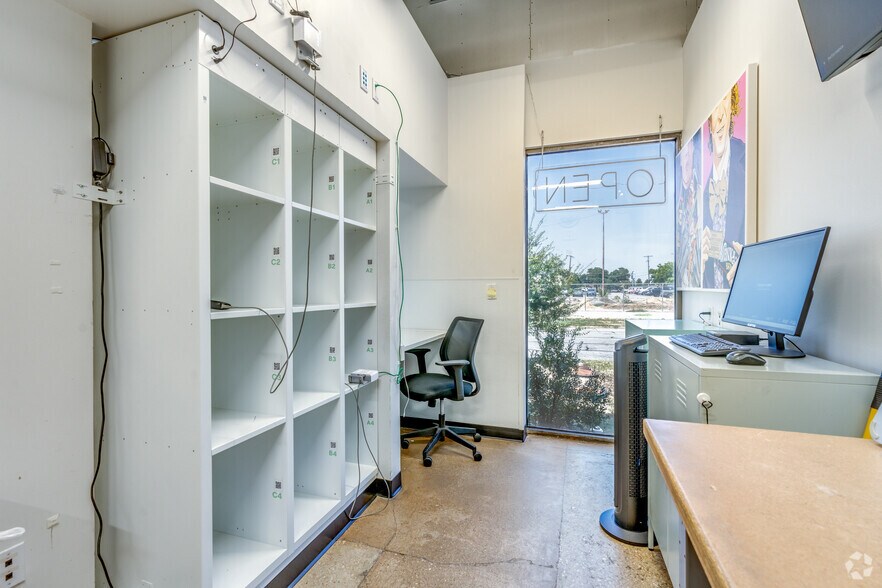 More Photos Of 3230 Towerwood Dr, Farmers Branch Distribution For Lease