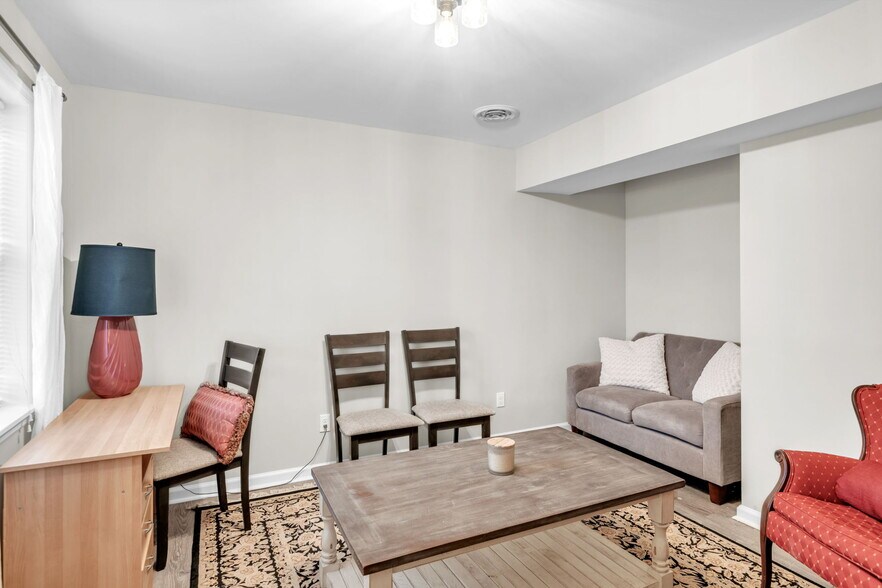 More Photos Of 117 SW Huxley Rd, Knoxville Medical For Sale