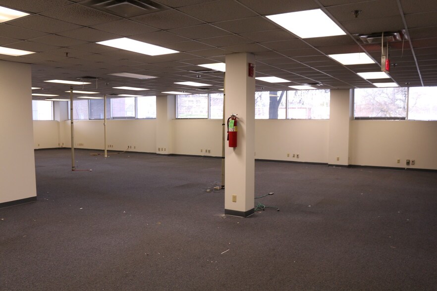 More Photos Of 300 W Jefferson St, Springfield Office For Lease
