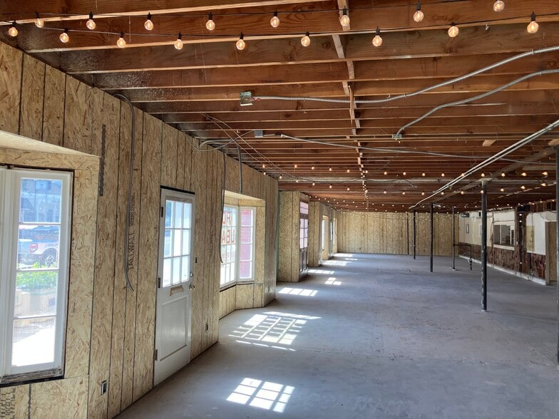 More Photos Of 10205 Riverside Dr, Toluca Lake Restaurant For Lease