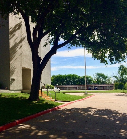 More Photos Of 1800 Teague Dr, Sherman Office For Lease