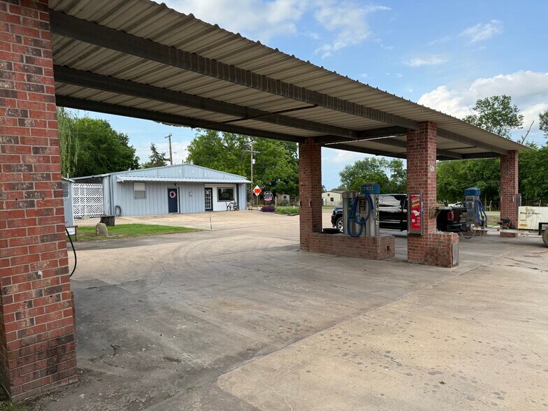 More Photos Of 931 E Dallas Ave, Cooper Self Storage For Sale