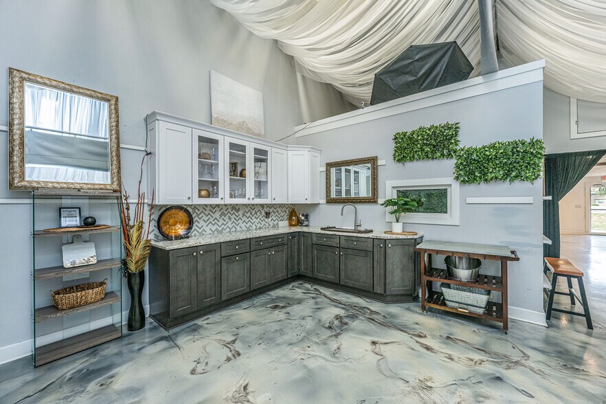 More Photos Of 622 Old Trolley Rd, Summerville Storefront For Sale