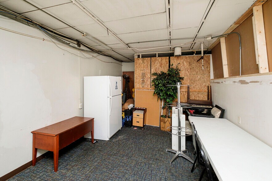 More Photos Of 2911 W Washington St, Indianapolis Storefront Retail Office For Sale