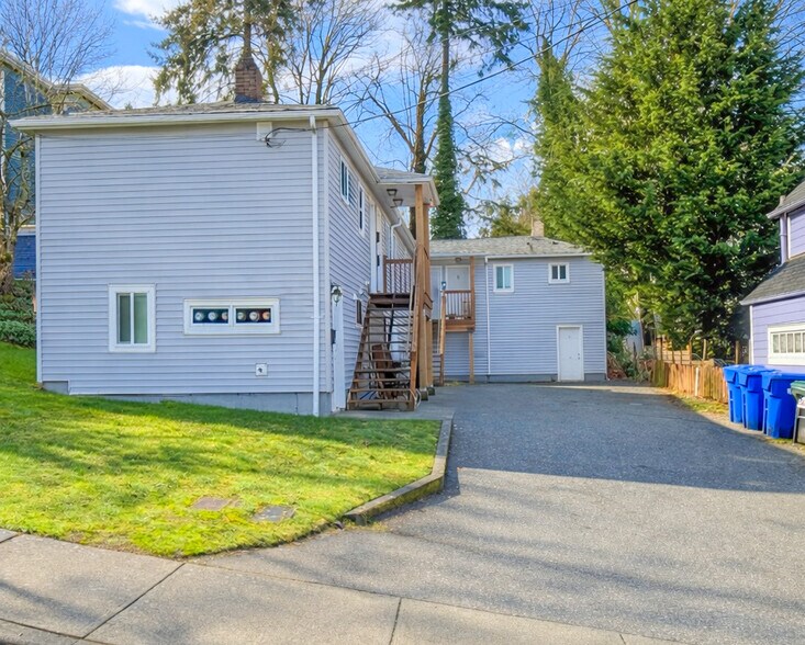 Primary Photo Of 31 Robarts St, Nanaimo Apartments For Sale