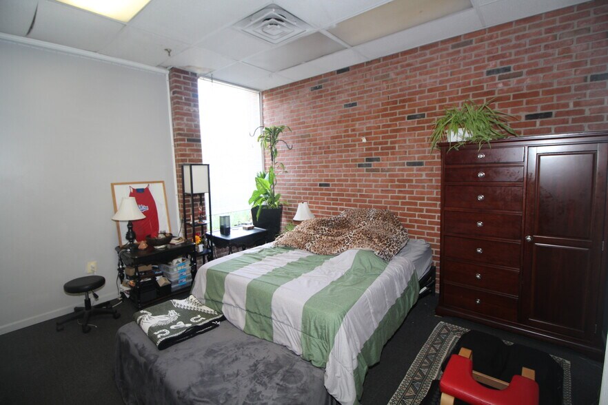 More Photos Of 121 Friends Ln, Newtown Medical For Sale