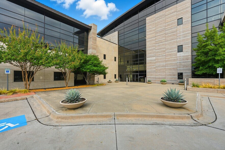 More Photos Of 15505 Wright Brothers Dr, Addison Office For Lease