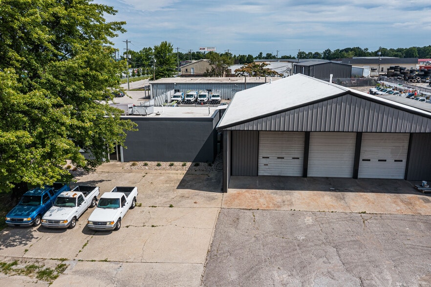 More Photos Of 1301 Fabricon Blvd, Jeffersonville Light Manufacturing For Lease