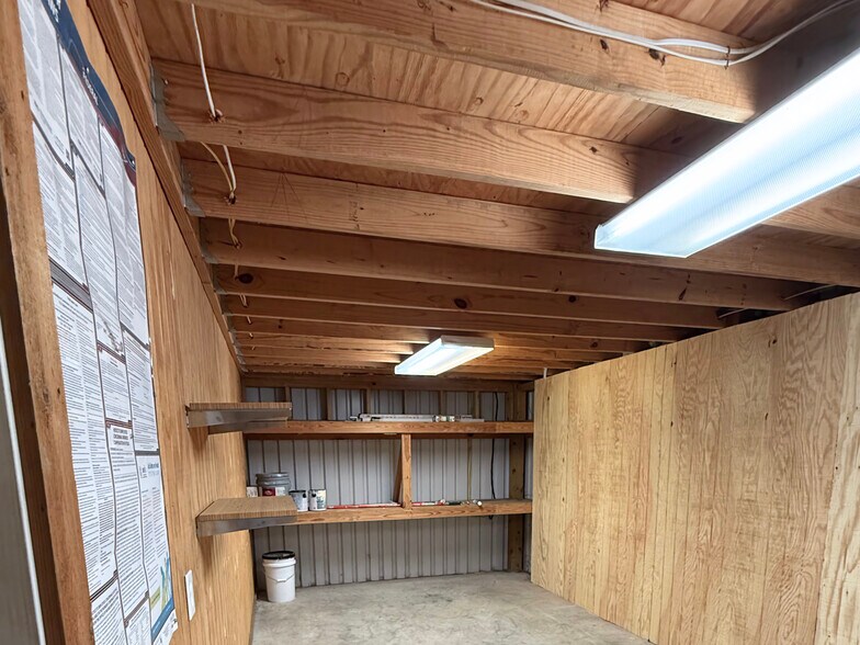 More Photos Of 1115 Chateau Woods Parkway Dr, Conroe Light Manufacturing For Lease