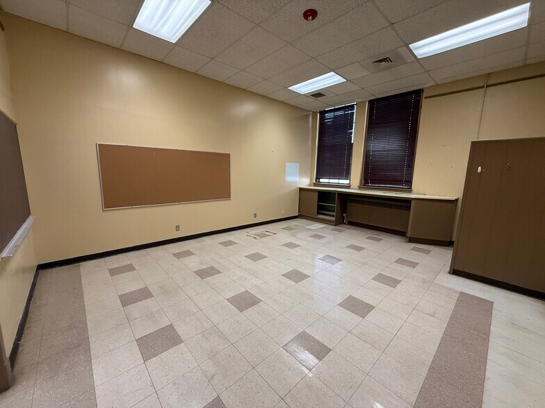 More Photos Of 7090 Alameda Ave, El Paso Schools For Lease