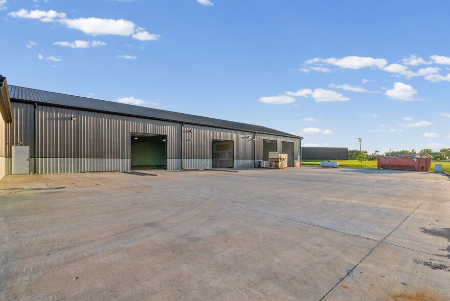 More Photos Of 1040 Smokestack Dr, Clarksville Warehouse For Lease
