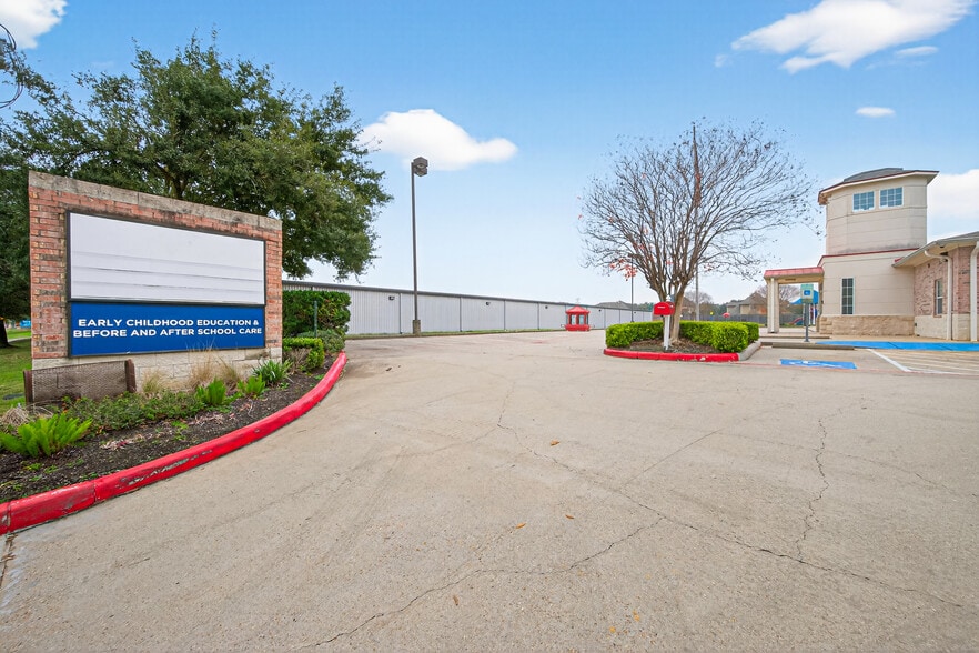 More Photos Of 8525 Queenston Blvd, Houston Freestanding For Sale