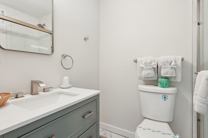 More Photos Of 84 S Emerson Ave, Montauk Hotel For Sale