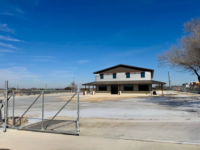 More Photos Of 105 McBar Dr, Jarrell Light Distribution For Lease
