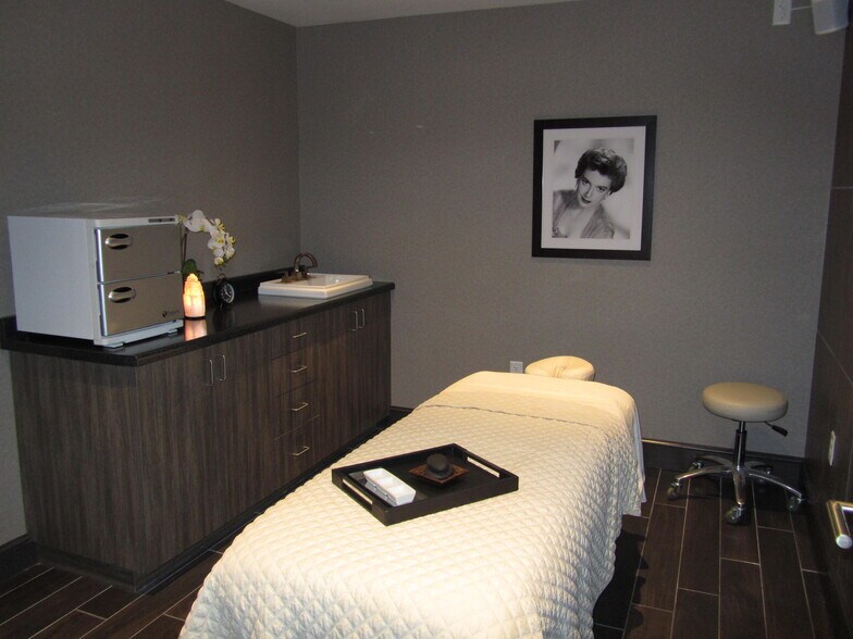 More Photos Of 1 N Main St, Fond Du Lac Hotel For Lease