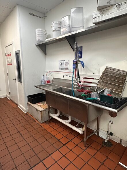 More Photos Of 6764 W Forest Preserve Dr, Harwood Heights Restaurant For Lease