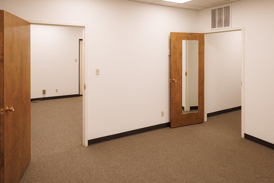 More Photos Of 301-305 S Pioneer Dr, Abilene Office For Lease