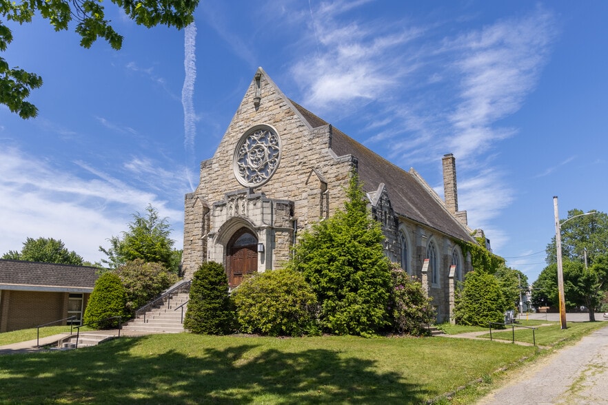 Primary Photo Of 309 N Broad St, Grove City Religious Facility For Sale