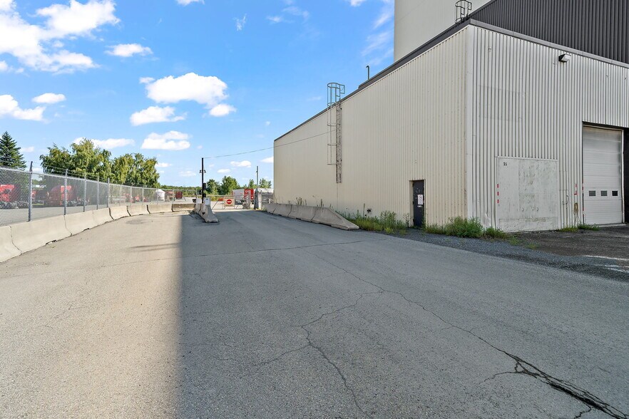 More Photos Of 35-75 Rue De L'acier, Coteau-du-lac Manufacturing For Sale