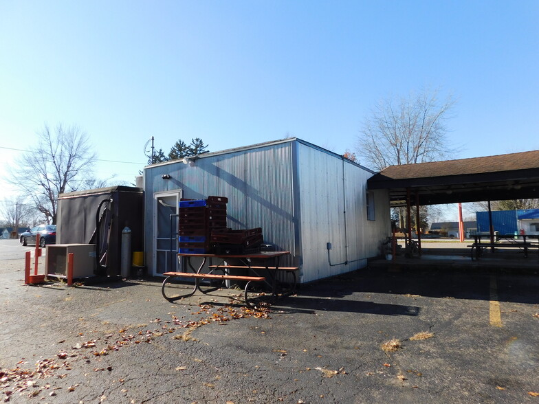 More Photos Of 606 N Jefferson St, Silver Lake General Retail For Sale