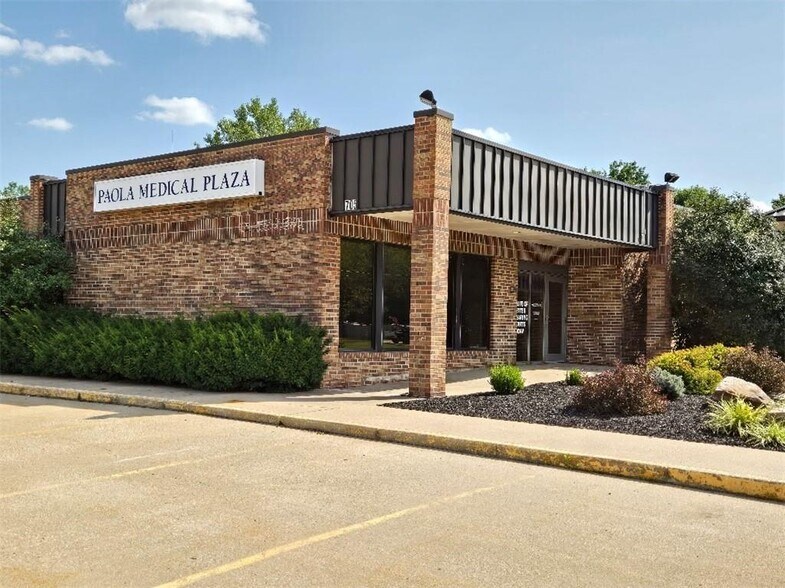 More Photos Of 705 Baptiste Dr, Paola Medical For Sale
